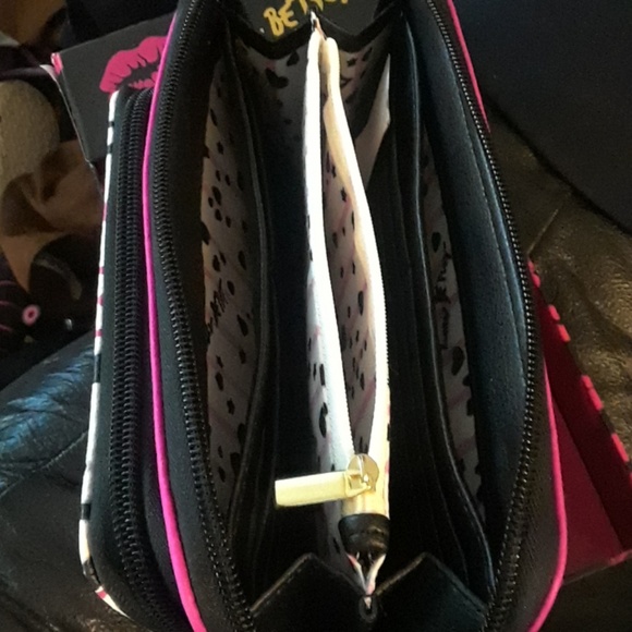 LUV Betsey Johnson ZIP Around Wristlet, NWT - Picture 4 of 4